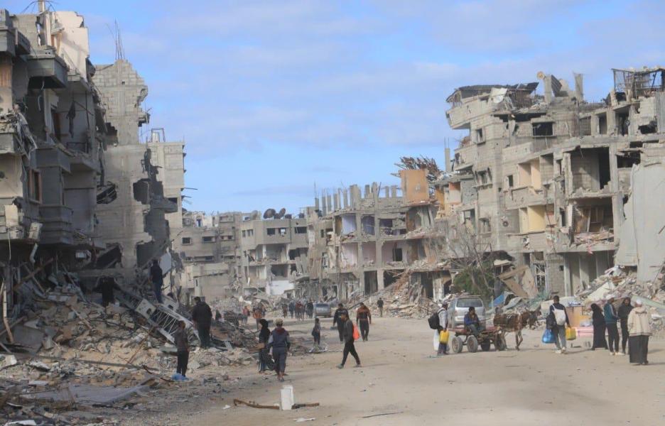 Palestinos y palestinas desplazados intentan regresar a sus hogares en la ciudad de Rafah. 21 de enero de 2025.