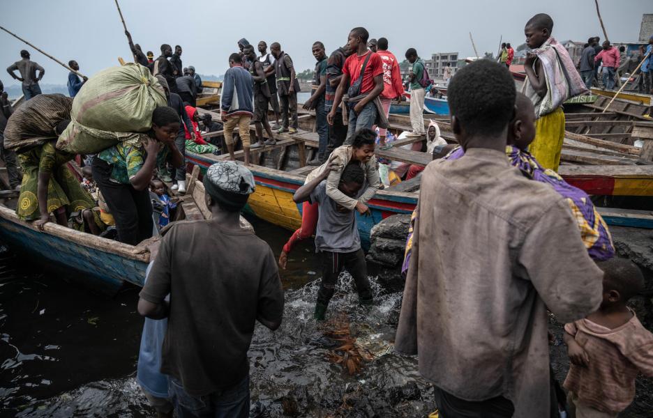 Personas desembarcando en el puerto de Kituku, en Goma. 