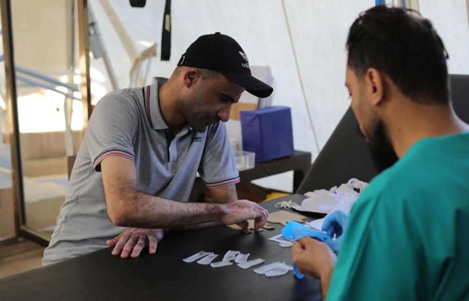Un paciente con quemaduras realiza una actividad de rehabilitación en el hospital Nasser