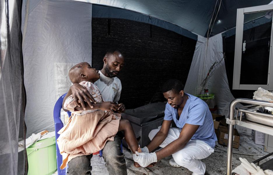 Niño herido siendo tratado en el hospital de Kyeshero, en Goma, RDC.