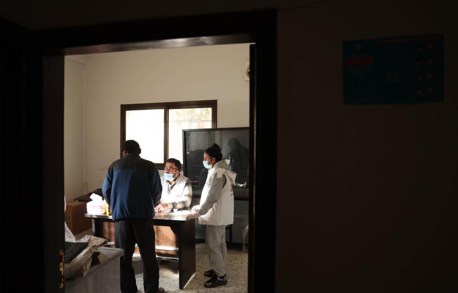 Nuestros colegas atienden a un paciente en una clínica móvil de MSF en Guta Oriental, Siria.
