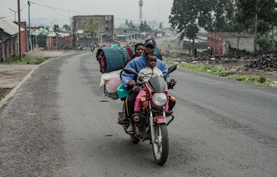 Las personas que vivían en el campo de desplazados de Kanyaruchinya, al norte de Goma, están regresando a sus aldeas. 