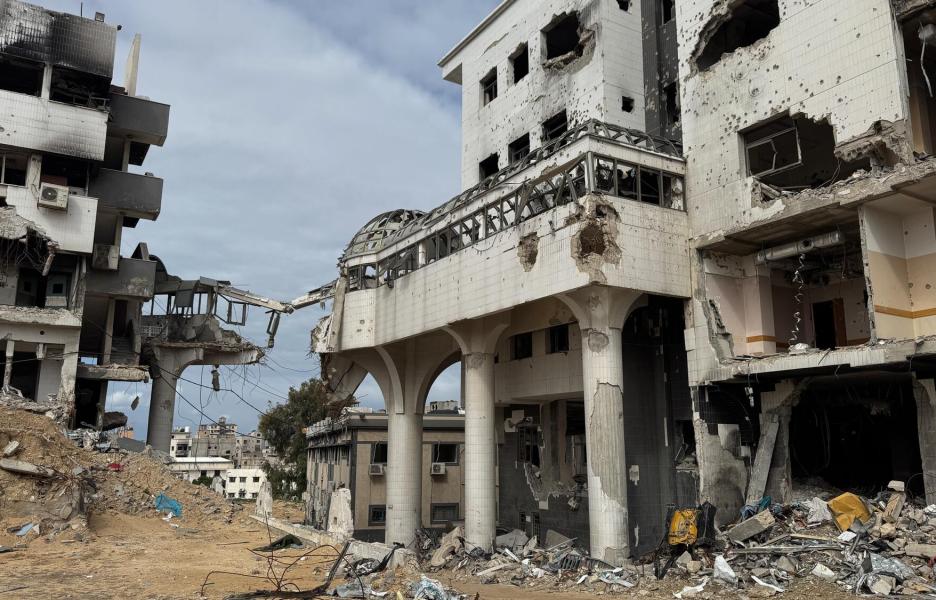 Partes del edificio del complejo hospitalario Al Shifa, destruido, en la ciudad de Gaza. Febrero de 2025