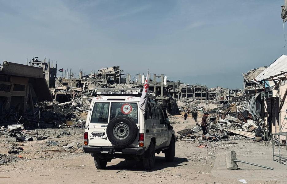 Un vehículo de MSF pasa por delante de edificios en ruinas en Yabalia.