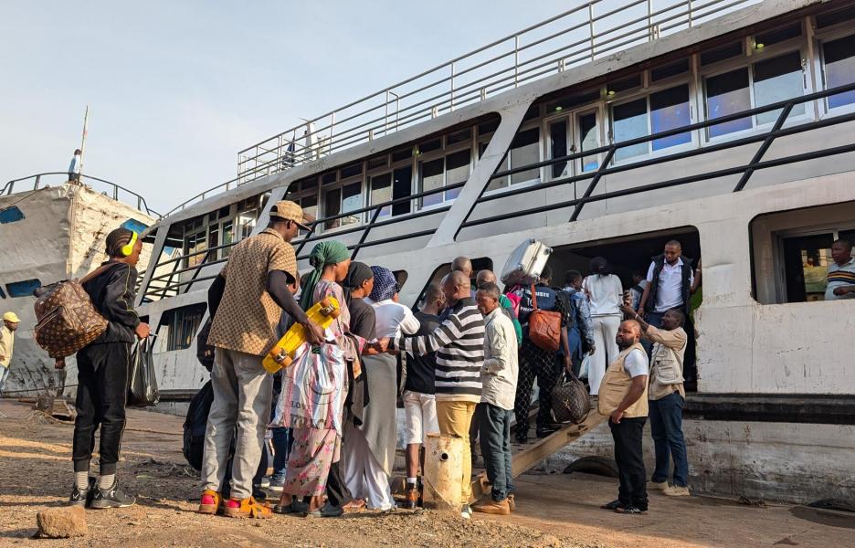 Varias personas suben a un barco en el puerto de Bukavu, capital de la provincia de Kivu Sur
