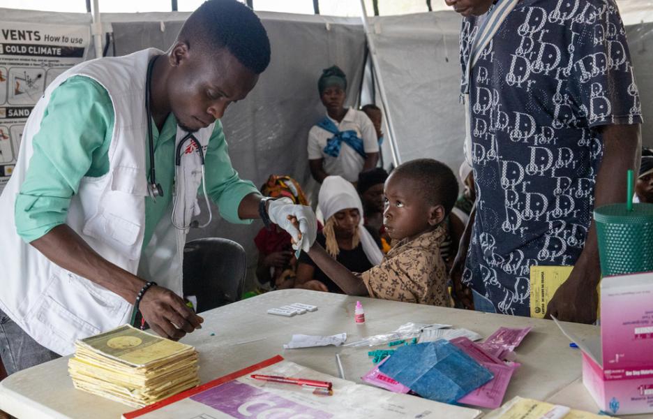 Jasse Albano, oficial clínico de MSF, realiza una prueba de malaria en la tienda pediátrica del centro de salud de Nanlia. 