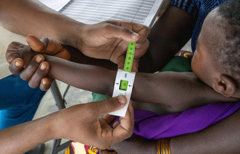 En urgencias pediátricas, el equipo de MSF realizó revisiones completas a los niños, ayudando a identificar casos de malaria y desnutrición en la región.