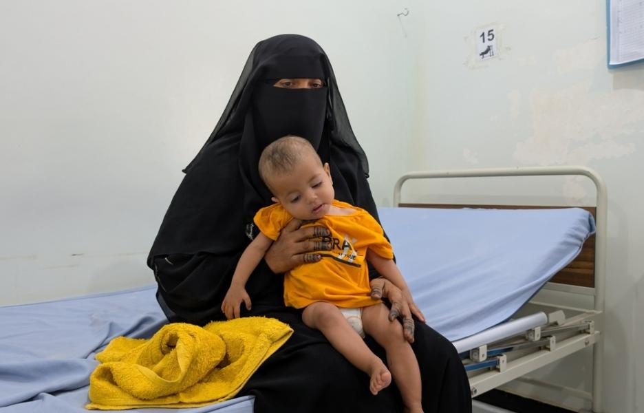 Una madre con su hija en el ITFC apoyado por MSF en el hospital Ad-Dahi 