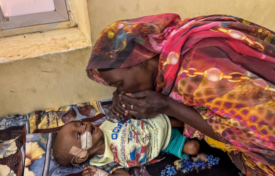 Una madre cuida a su hijo en el centro de alimentación terapéutica para pacientes hospitalizados del hospital Al Buluk, que apoyamos en Omdurmán, el estado de Jartum.