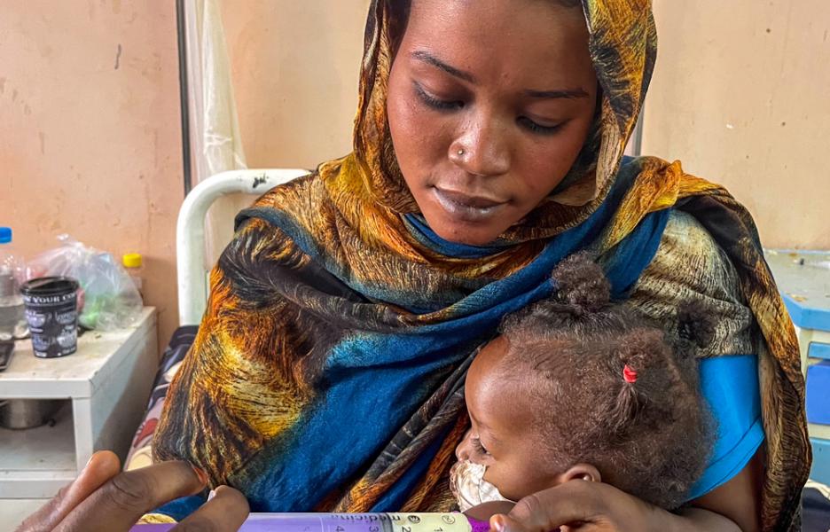Jamila Arabi alimenta a su hija Janat, de 2 años