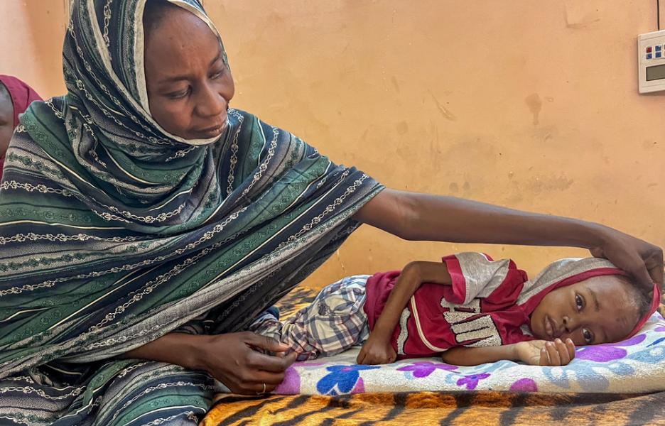 Munir Arbab, de 3 años, con su madre Wasal Farah 