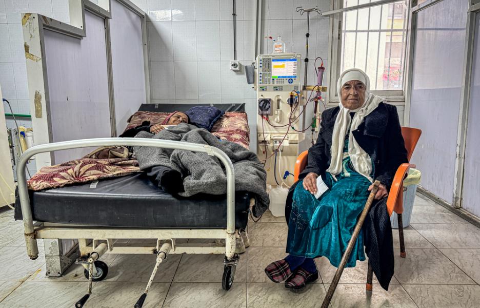 Um Jaber (derecha) y su hermana en la unidad de diálisis del hospital de Tartús.
