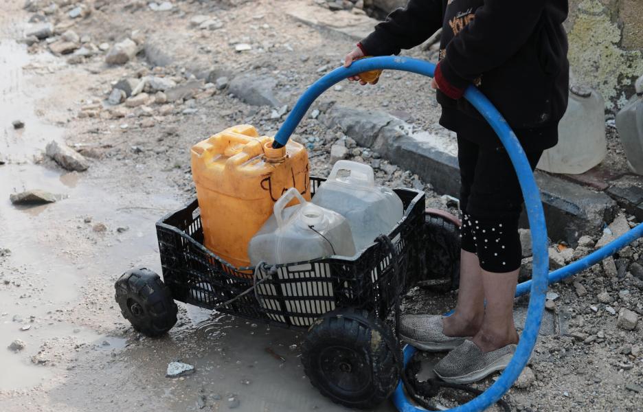 Un niño palestino recoge agua en la ciudad de Beit Lahia, al norte de la Franja de Gaza, Palestina.