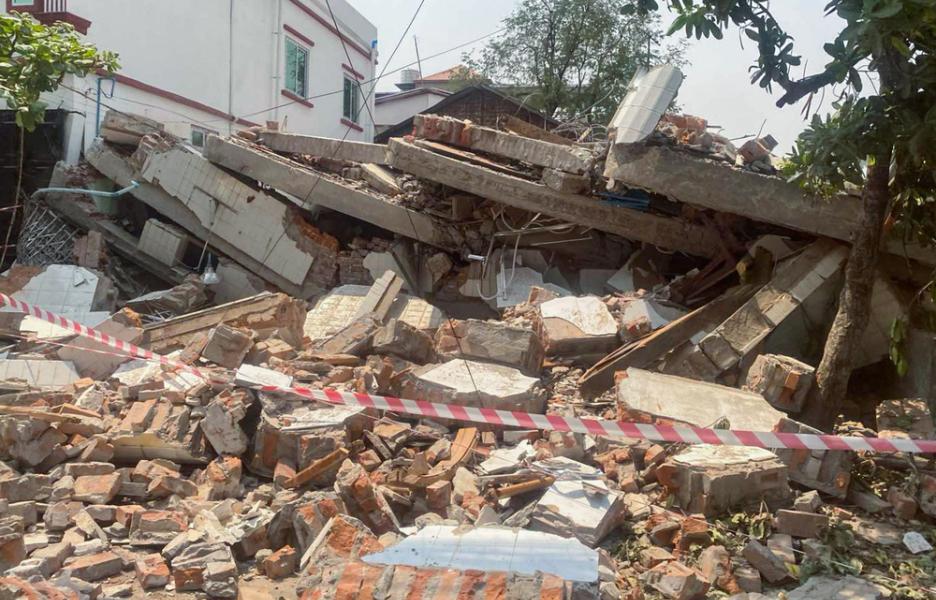 Edificio destruido por el terremoto en Mandalay, Myanmar.