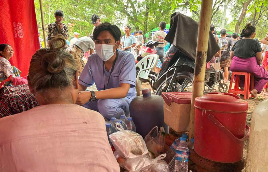 Primeros auxilios psicológicos a personas afectadas en el campamento temporal del municipio de Chan Mya Thar Si, en Mandalay.