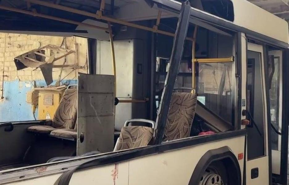 Este autobús fue alcanzado por un ataque.