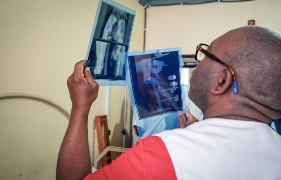 Un médico examina las radiografías de una joven víctima de la violencia armada. Clínica Salama, Bunia, República Democrática del Congo.