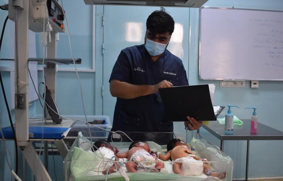 Trillizos comparten cama en el hospital de Mazar-i-Sharif.