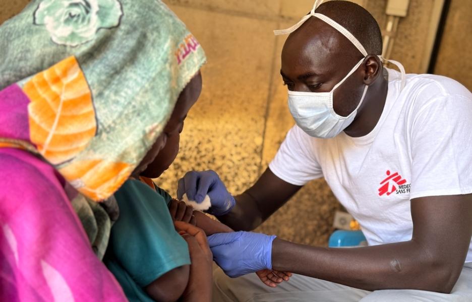 Vacunación para combatir el brote de sarampión. Rokero, Darfur Central, Sudán
