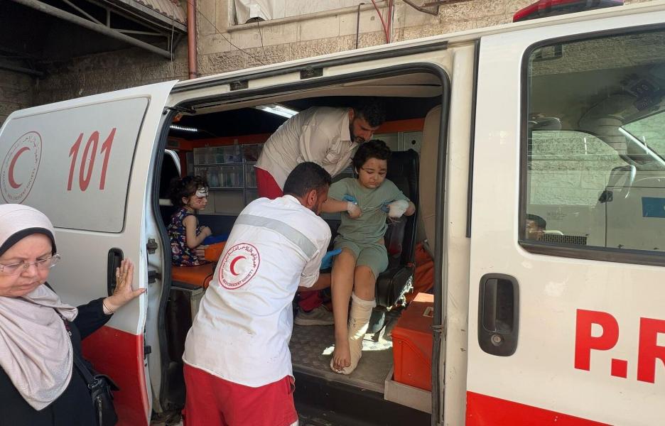 Karim, de 8 años, y su hermana Julia, de 4, están siendo evacuados con su familia de la ciudad de Gaza al hospital Al Aqsa, en el sur de la Franja, debido a la falta de suministros médicos.