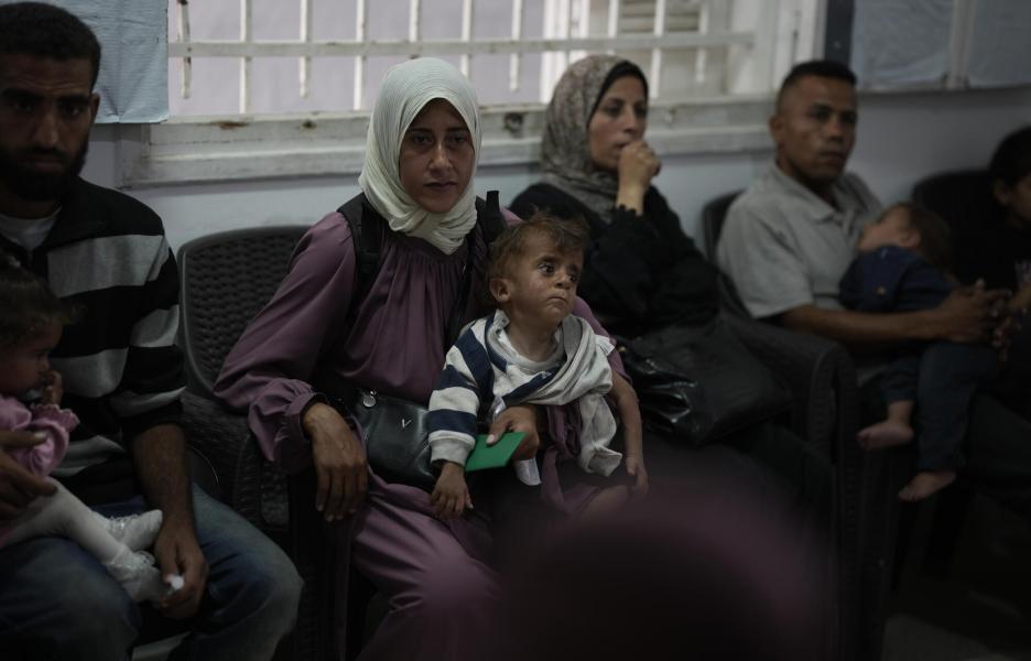 Donia Alouf, de 33 años, y su hijo Ahmed, de 1 año, a quien se le diagnosticó desnutrición en la clínica Gaza. Donia está embarazada de ocho meses y también sufre desnutrición. 