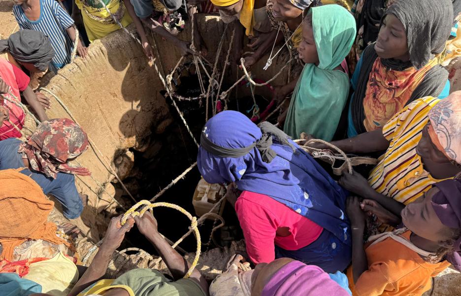 Mujeres sacando agua de uno de los pozos de Sortony, en Darfur.