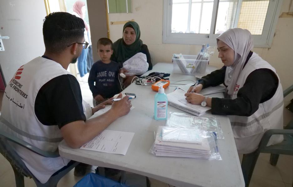El equipo médico de MSF está proporcionando asesoramiento en salud mental a una paciente en nuestra clínica móvil en Jinba, Masafer Yatta, Cisjordania.
