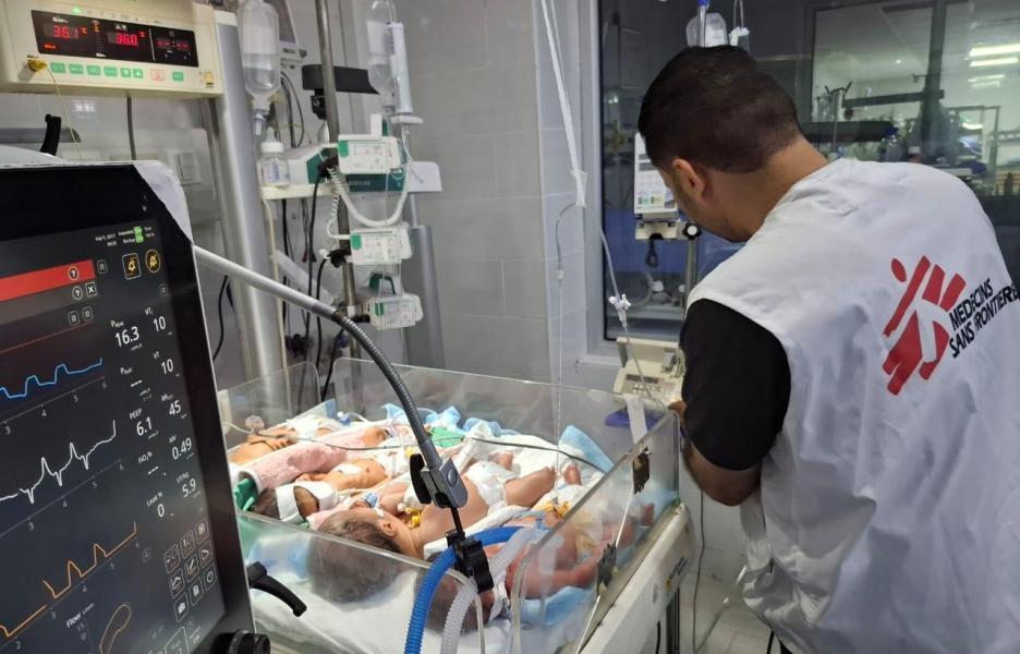 Varios bebés comparten una incubadora en la unidad de cuidados intensivos neonatales del Hospital Al Helou.
