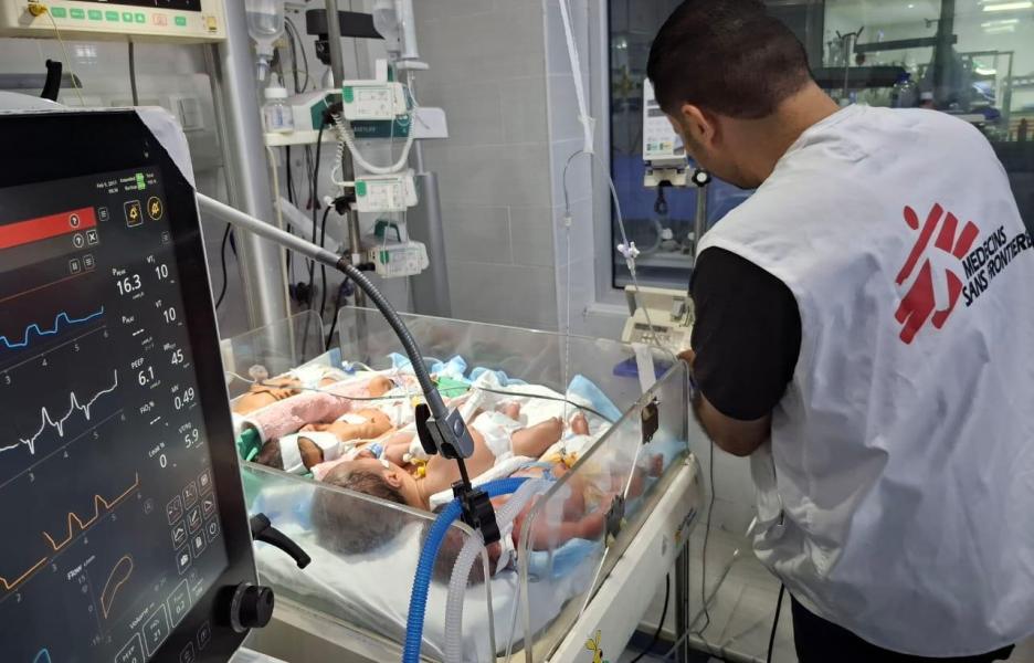 Varios bebés comparten una incubadora en la unidad de cuidados intensivos neonatales del Hospital Al Helou.