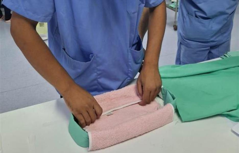 Los médicos del hospital Al Helou construyen "nidos" para bebés prematuros con el fin de favorecer su desarrollo neurológico.