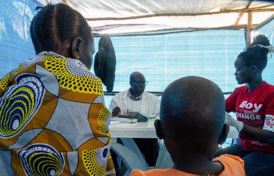 El doctor Théophile Lupay Asiki atiende a pacientes en una clínica móvil de MSF en Golé.