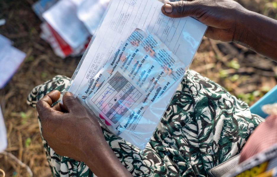 Un paciente recibe antibióticos proporcionados por MSF en una clínica móvil en Golé.