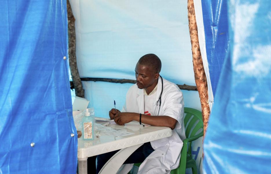 Un médico de MSF registra la información de los pacientes en una clínica móvil en Golé.