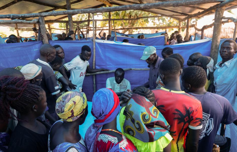 Un funcionario del Comité Nacional de Refugiados de RDC registra a los recién llegados de Sudán del Sur. 