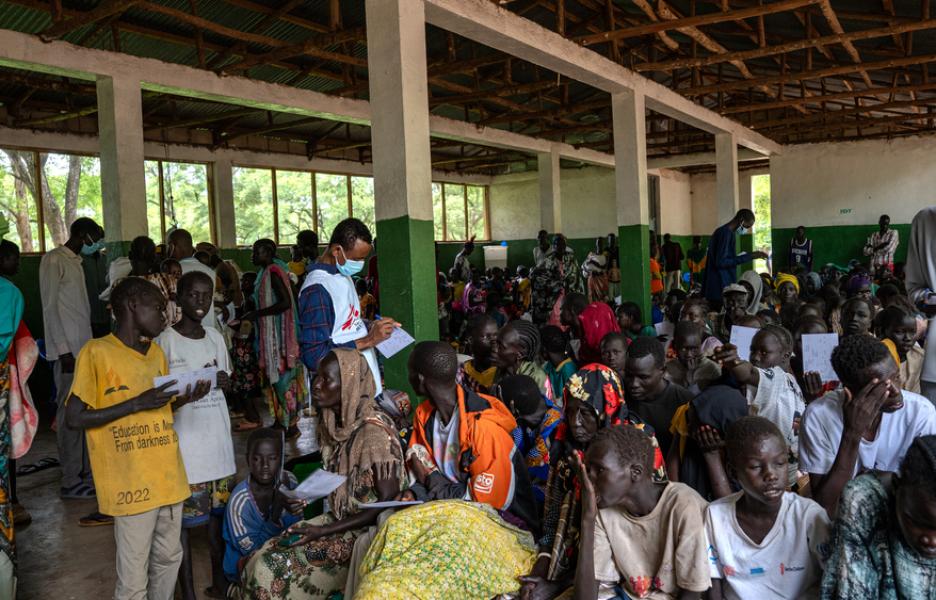 Pacientes esperando en el Departamento de Consultas Externas de MSF en el campo de refugiados de Kule, región de Gambella.