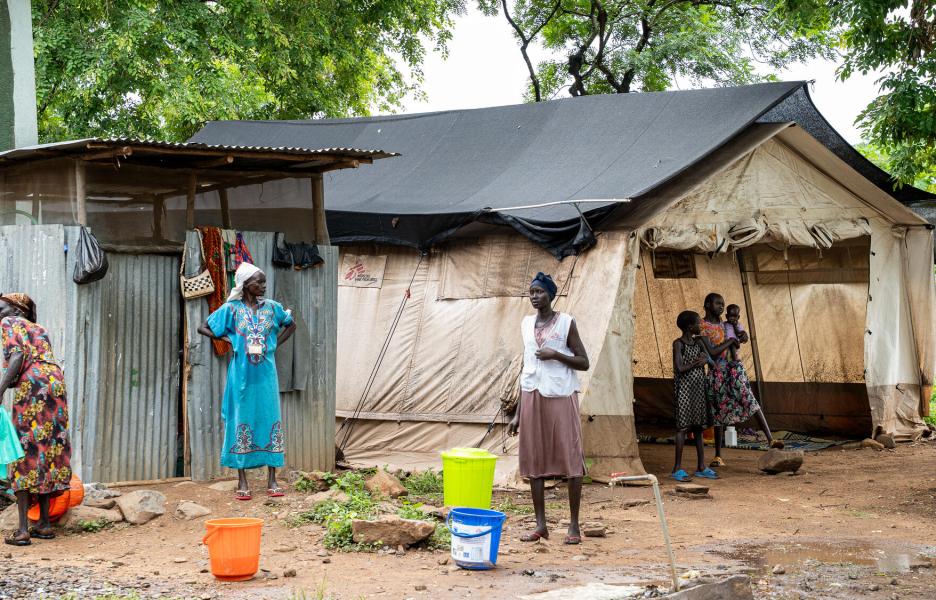 Un grupo de cuidadores en el punto de agua de MSF en el departamento de consultas externas en el campamento de Kule.