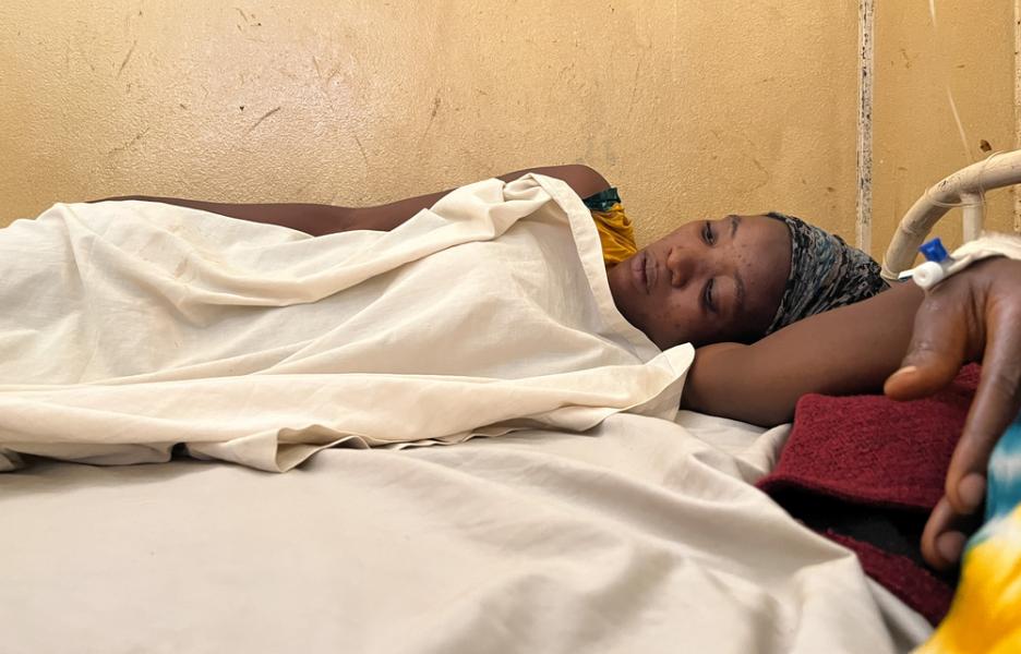Marie Goreth Nshimirimana, de 28 años, embarazada, paciente de malaria en el hospital de Gihofi.