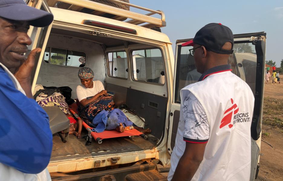 Espérance Wabiwa, de 26 años, llega en un coche de MSF al campo de refugiados de Musenyi con su bebé en brazos tras dar a luz en el hospital de Gihofi.