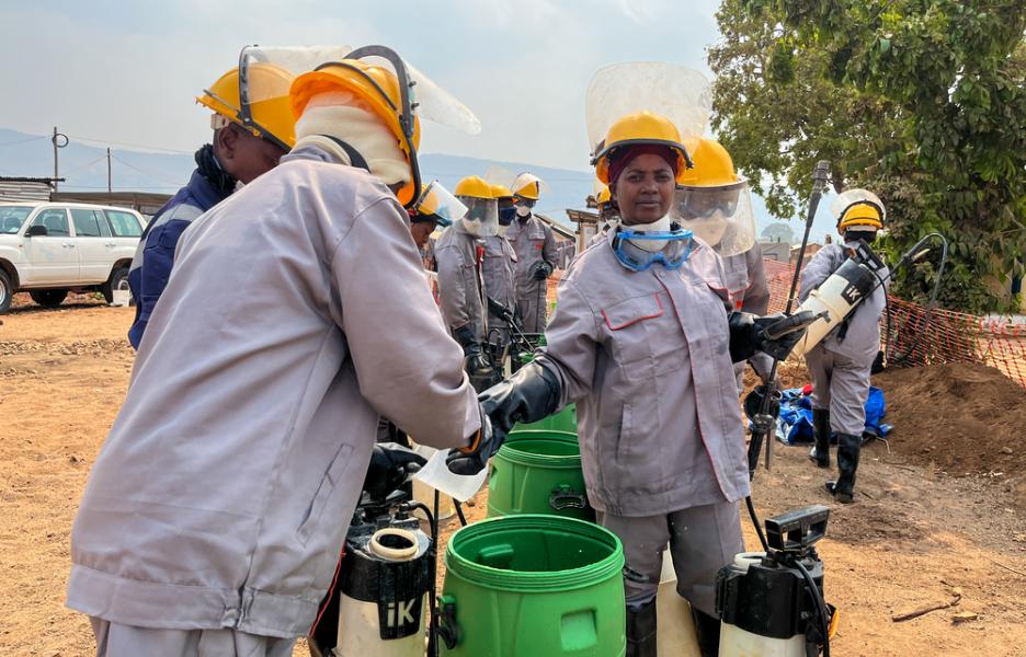 Fumigación a gran escala contra mosquitos para reducir el riesgo de malaria. Musenyi, Burundi.