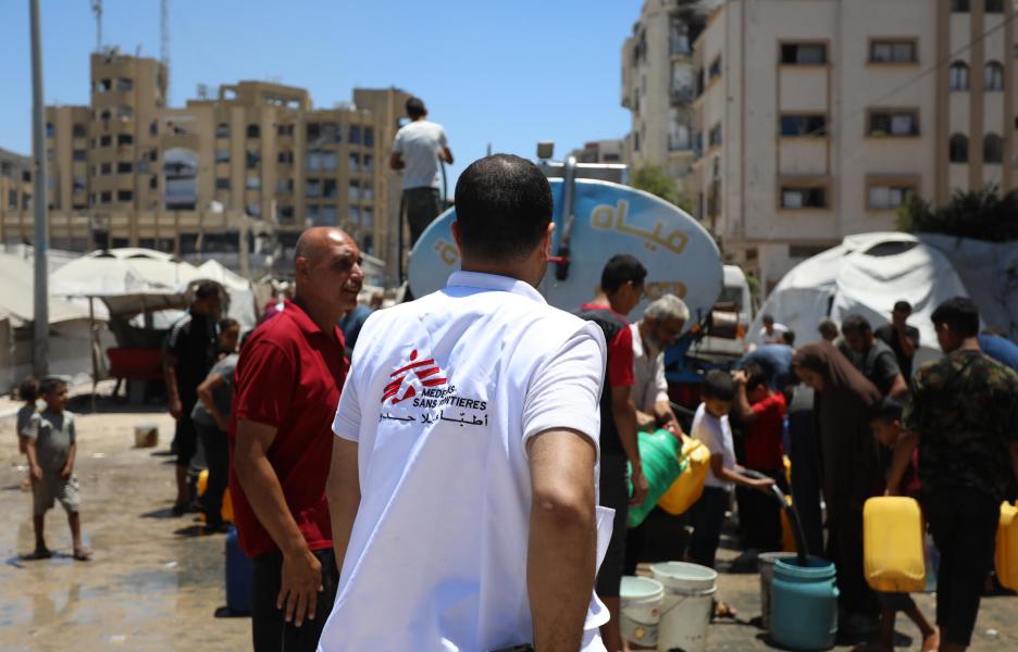 El coordinador logístico de MSF supervisa una distribución de agua en la ciudad de Gaza. 21 de agosto de 2025.