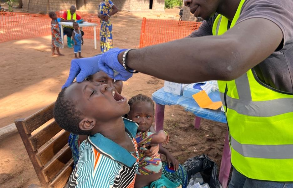 Un niño recibe la vacuna oral contra la polio. Mala, Batangafo, RCA.