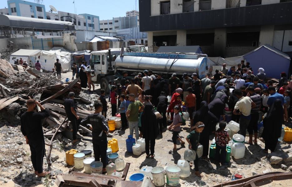 Camión cisterna de MSF repartiendo agua en Gaza.