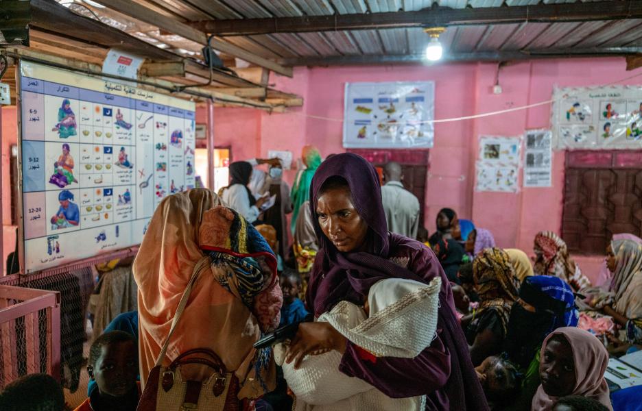 Las familias esperan en el Hospital Universitario de El Geneina
