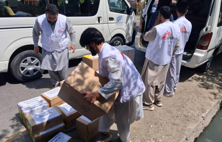 Nuestro equipo ha entregado kits de traumatología y de atención a heridos a dos hospitales que están atendiendo a heridos por el seísmo.