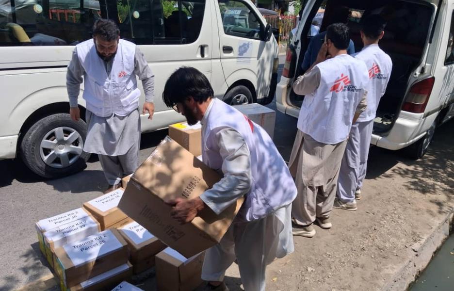 Nuestro equipo ha entregado kits de traumatología y de atención a heridos a dos hospitales que están atendiendo a heridos por el seísmo.
