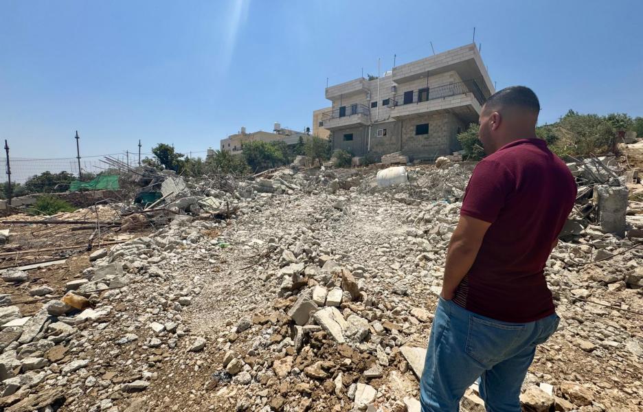 Maher Ubayat frente a las ruinas de su casa familiar, demolida por los israelíes.