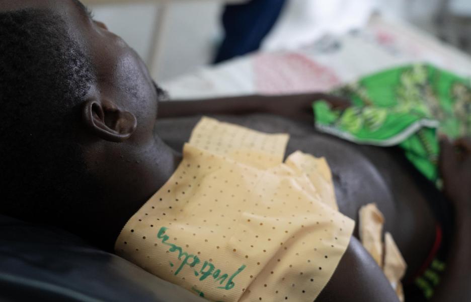 Un joven herido, por un disparo de hombres armados mientras trabajaba en los campos de Kibirizi en agosto, se recupera en el Hospital General de Referencia de Rutshuru. 