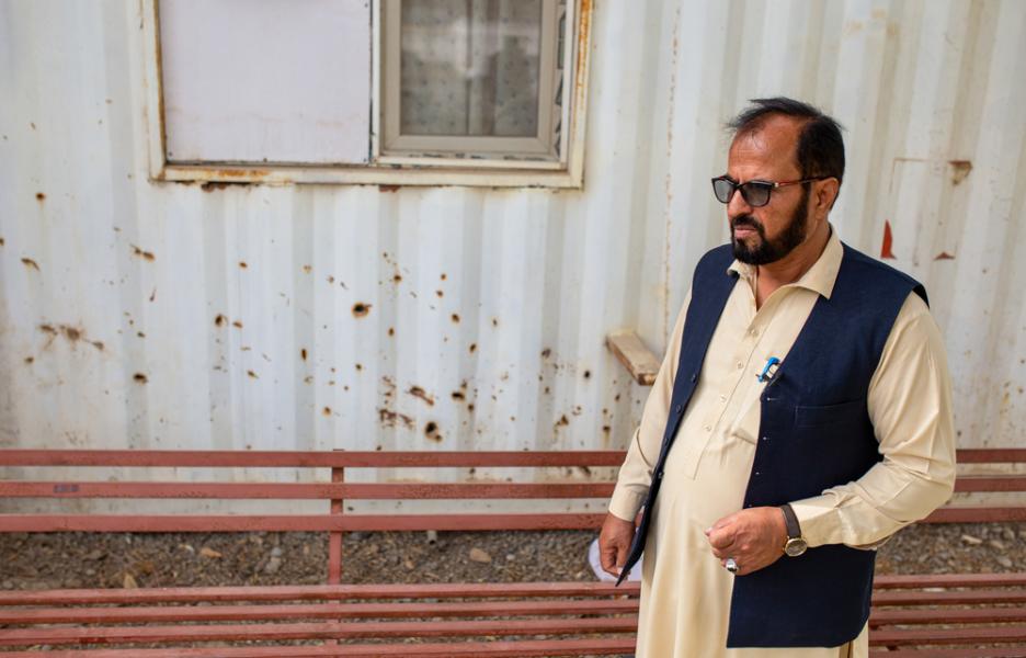 El doctor Esmat frente a una pared con agujeros de metralla del ataque de 2015. Hospital de Kunduz, Afganistán.