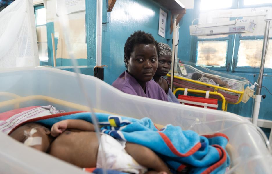 Recién nacido y su madre en el hospital de Masisi.