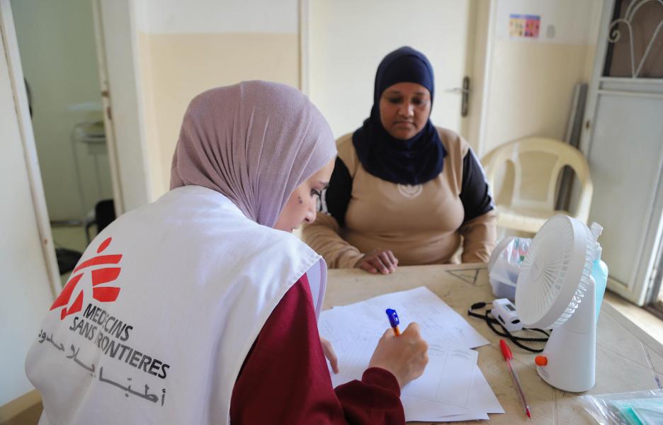 Una enfermera de las clínicas móviles de MSF en Nabatieh registra el historial médico de una paciente tras la guerra en Líbano.